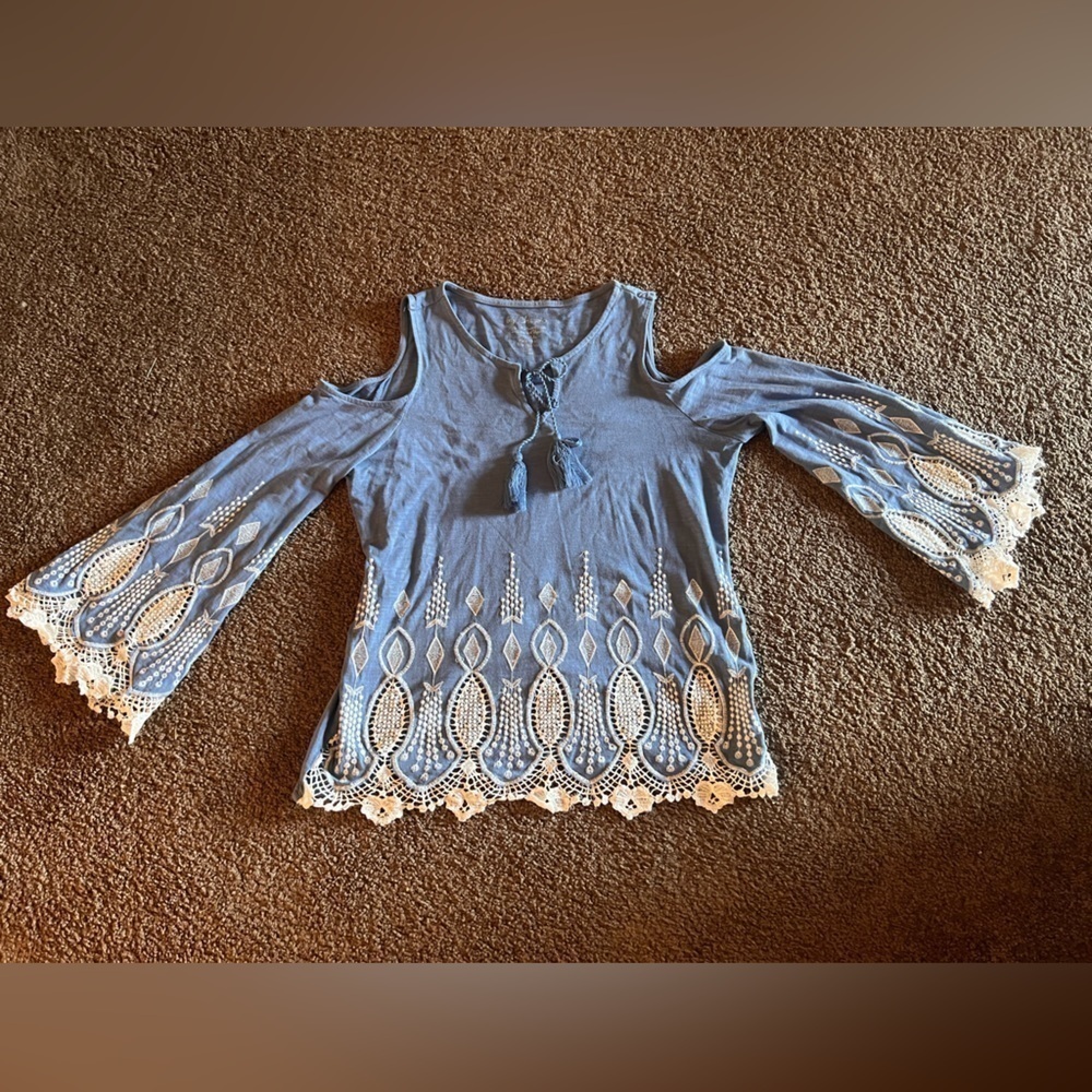 Chico women’s off the shoulder long sleeve and lace shirt